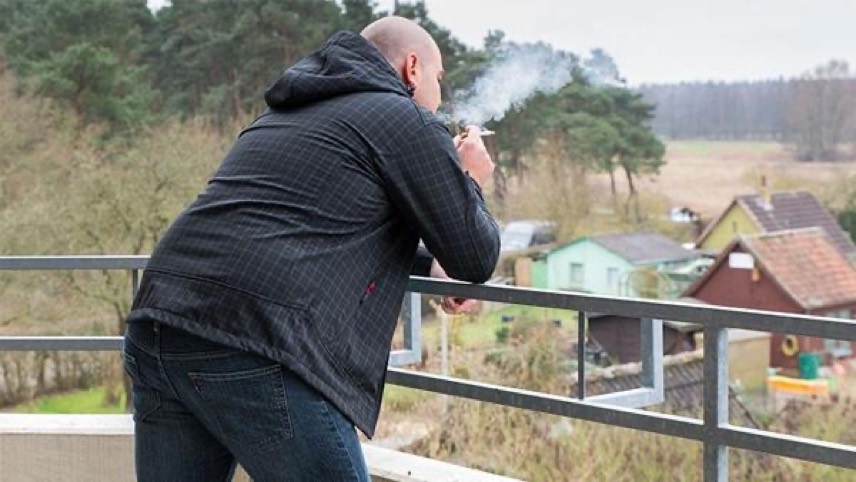 Symbolbild zum Schweizer Wohnungsmarkt: Darf der Vermieter das Rauchen auf dem Balkon verbieten?