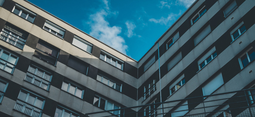 Symbolbild zum Schweizer Wohnungsmarkt: Der Comparis Womo-Preisindex: Aktuelle Entwicklungen in Wohnen und Mobilität